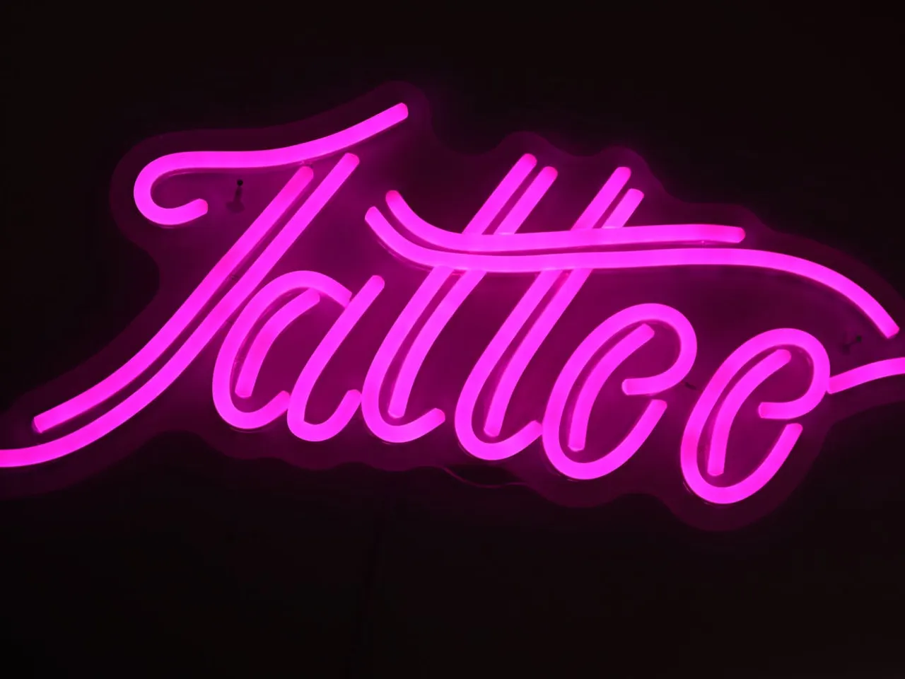 Neon LED uygulama örneği — Mağaza vitrini neon yazı